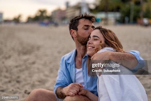 deux amants dans un câlin, amoureux. - flirter photos et images de collection