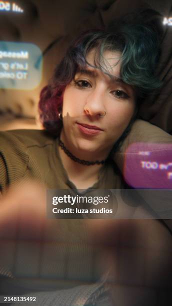 ponto de vista de envio de mensagens de texto - ângulo - fotografias e filmes do acervo