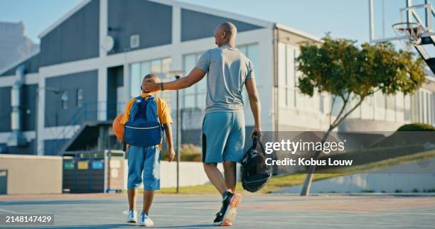 faire de l’exercice, s’entraîner en plein air, créer des liens et s’adonner à des passe-temps, faire de l’exercice et se sentir bien-être. famille, père afro-américain et enfant de sexe masculin à l’extérieur, remise en forme et pratique - équipement pour sentraîner photos et images de collection