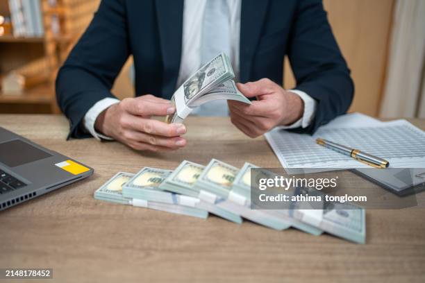 businessman counting us dollars - unidade monetária dos estados unidos imagens e fotografias de stock
