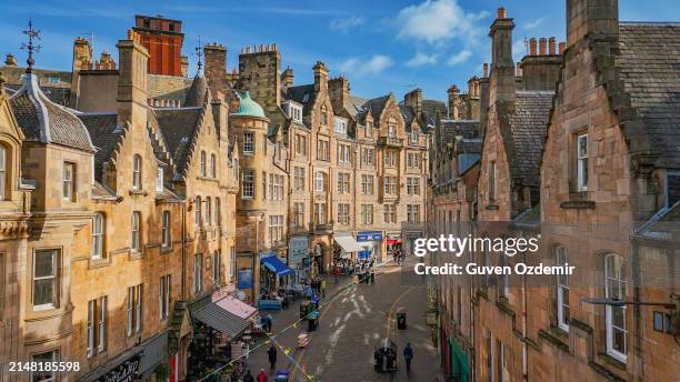 luftaufnahme der berühmten cockburn street in der altstadt von edinburgh, schottland, england, cockburn street in großbritannien, cockburn street in der altstadt von edinburgh schottland england, massen von touristen in der stadt von harry potter - edinburgh stock-fotos und bilder