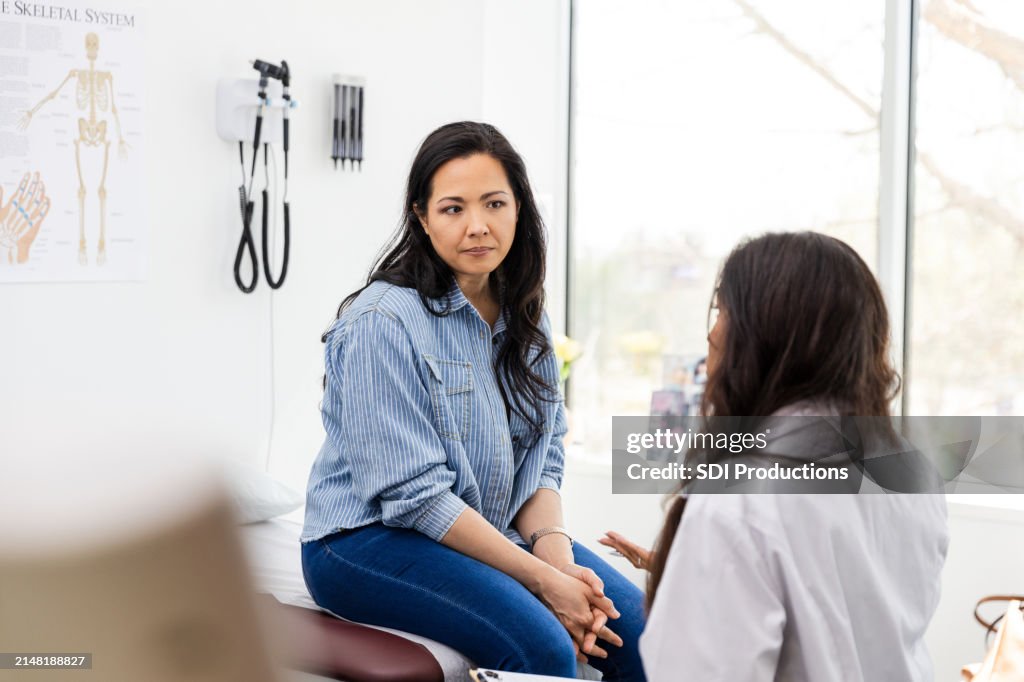 Frau wird ernst, als unkenntliche Ärztin Ratschläge gibt