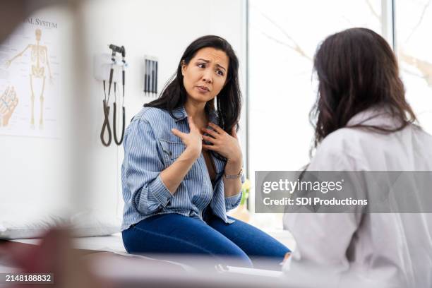 una mujer angustiada le pregunta a un médico irreconocible si el aborto espontáneo fue su culpa - malas noticias fotografías e imágenes de stock