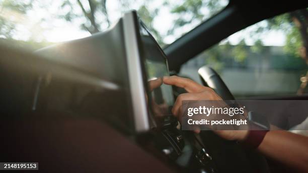 mujer comprobando el mapa gps o la radio de música de control en el coche. - equipo de alta fidelidad fotografías e imágenes de stock