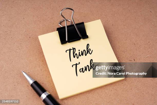 think tank text on adhesive note - think tank stock-fotos und bilder