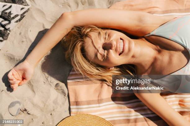 under the sunshine - hot beautiful women foto e immagini stock