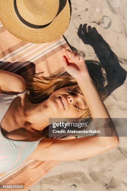 unter der sonne - hut stock-fotos und bilder