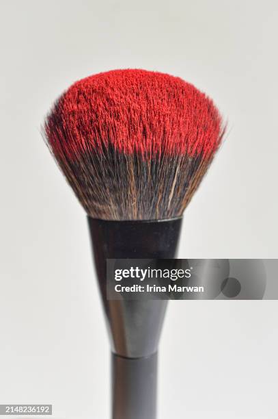 make-up brush stained with red powder blush - pinceau à maquillage photos et images de collection