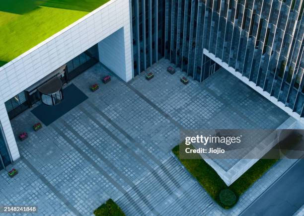 road outside the office building - town square top view stock pictures, royalty-free photos & images