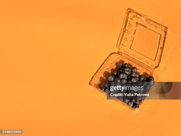 a water bottle on a colorful bright background in sunlight - packed lunch - fotografias e filmes do acervo