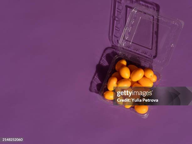 a water bottle on a colorful bright background in sunlight - packed lunch - fotografias e filmes do acervo