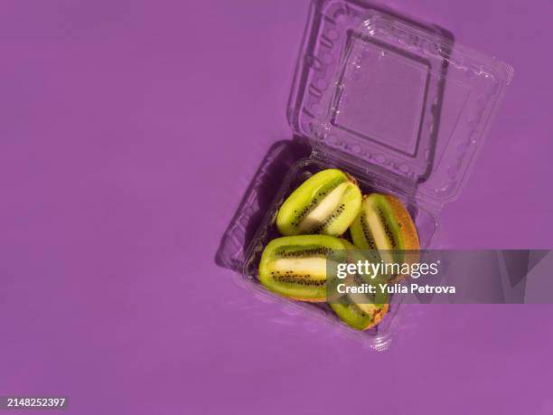 a water bottle on a colorful bright background in sunlight - packed lunch - fotografias e filmes do acervo