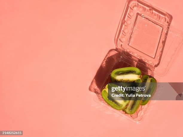 a water bottle on a colorful bright background in sunlight - packed lunch - fotografias e filmes do acervo