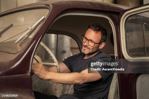repairman checks old vehicle - replacement windows stock pictures, royalty-free photos & images