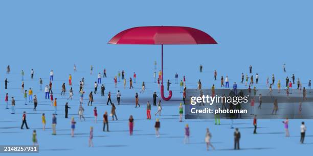 menschenmenge um regenschirmobjekt auf blauem hintergrund. - lebensversicherung stock-fotos und bilder