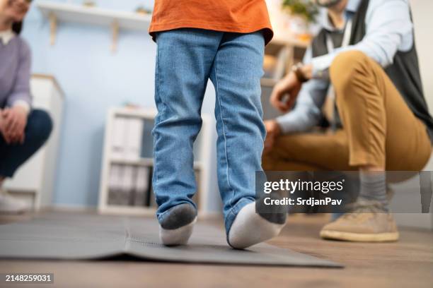 kaukasischer junge bei der physiotherapie - koordination stock-fotos und bilder