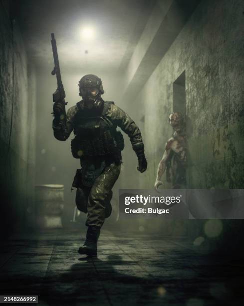 soldat weicht monströsem wesen in schwach beleuchtetem alten korridor aus - adrenalin stock-fotos und bilder