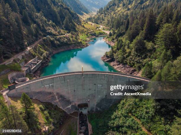 aerial view of dam and reservoir in mountains - dam mens gemaakte bouwwerken stockfoto's en -beelden