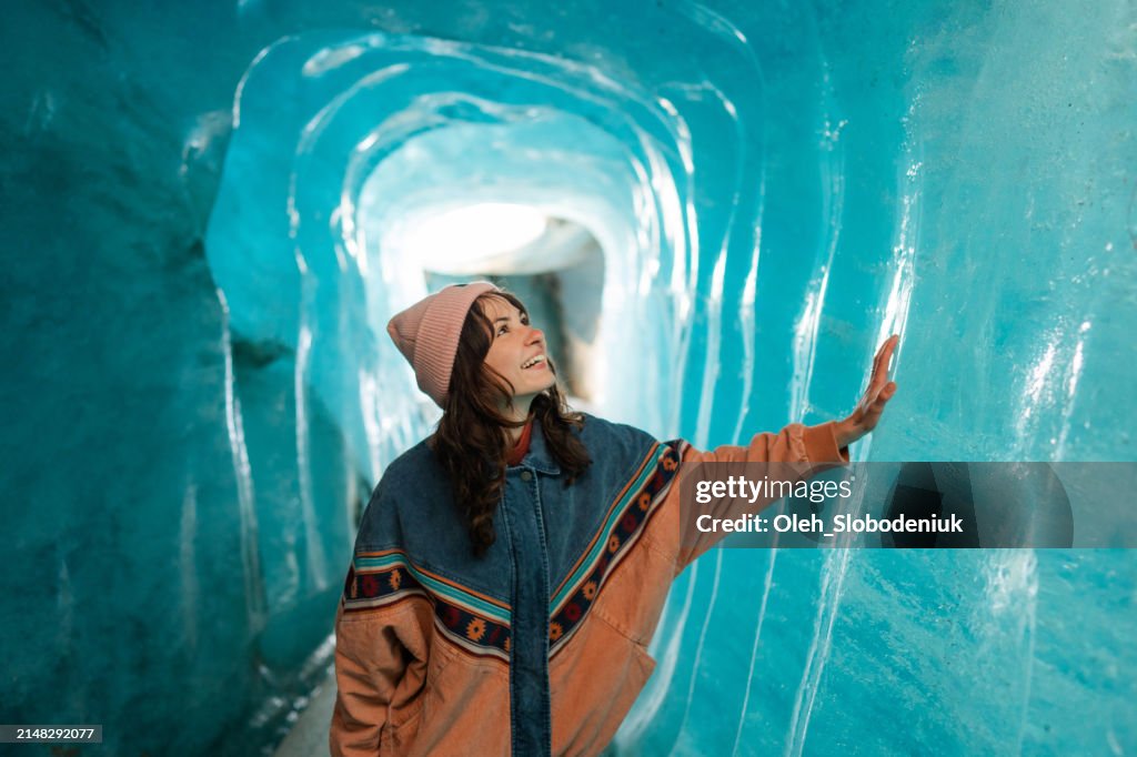 Frau erforscht Eishöhle