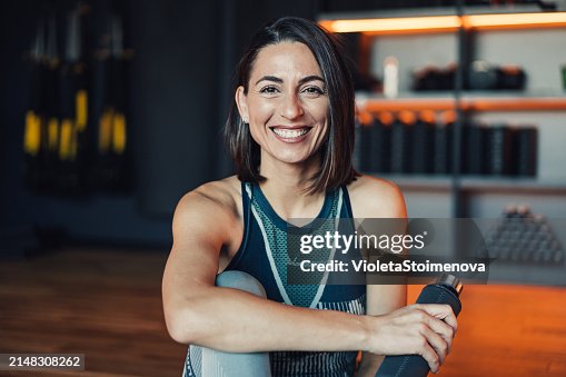 Selbstbewusste junge Frau, die in einem Fitnessstudio trainiert. Selbstbewusste junge Frau, die in einem Fitnessstudio trainiert.