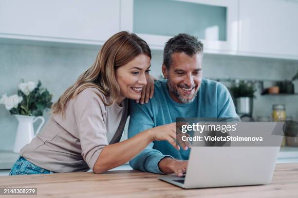 relajarse en casa con tecnología inalámbrica. - parejas fotografías e imágenes de stock