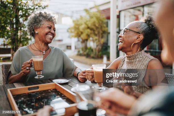 grupo de amigos mayores en una cafetería - ocio fotografías e imágenes de stock