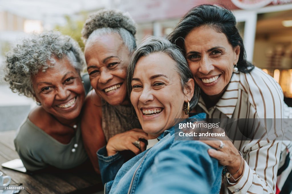 Retrato de un grupo de amigos que se toman una selfie