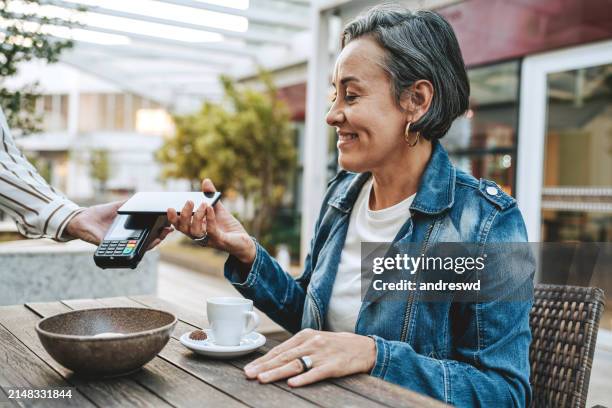 payment with smartphone - brand name mobile payment foto e immagini stock
