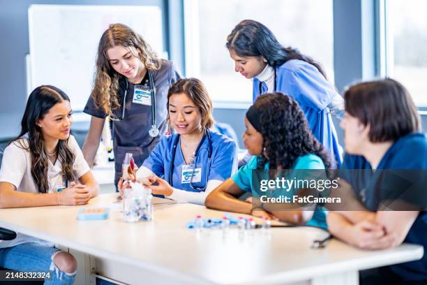 learning about the heart - estudante de medicina imagens e fotografias de stock