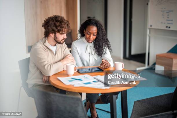 diverse investors analyzing financial data - marktonderzoek stockfoto's en -beelden