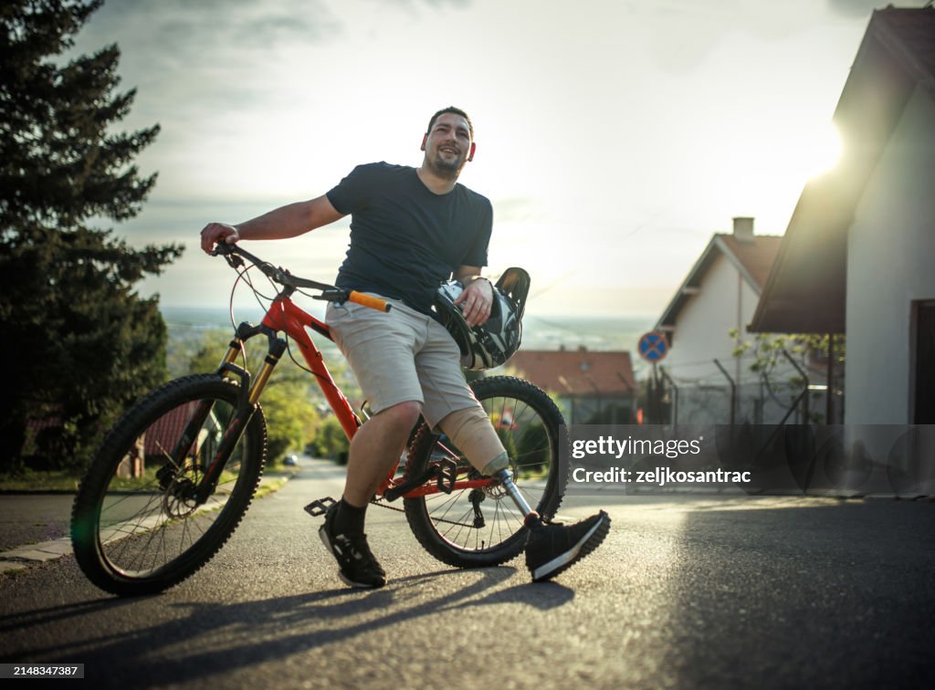 Man with a prosthetic leg ride ride a mountain bike in the city