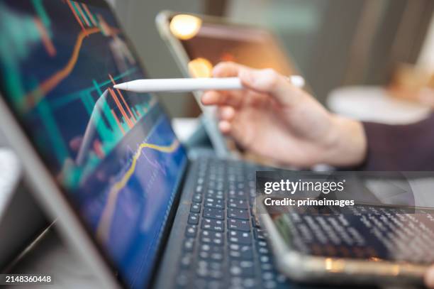 der roboter verarbeitet das signal zum öffnen oder schließen der order zum kauf und verkauf von aktien und kryptowährungen - internationale-finanzen stock-fotos und bilder