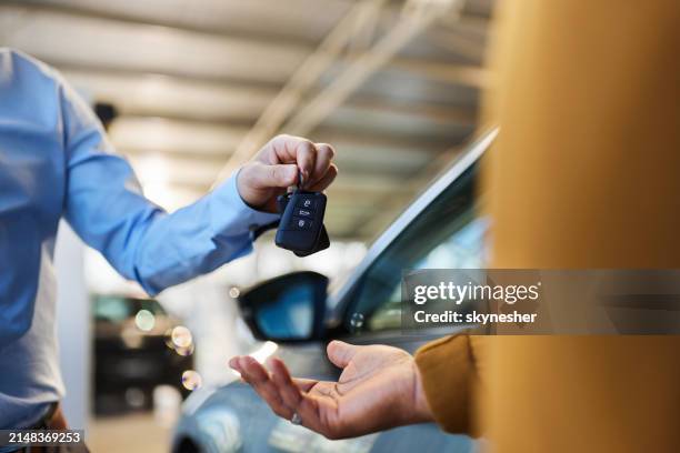 hier sind ihre schlüssel! - autoschlüssel stock-fotos und bilder