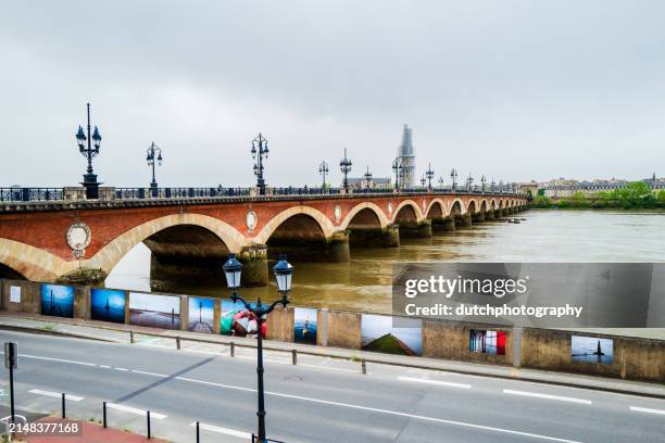 the pont de pierre bridge in bordeaux - avondschemering stock-fotos und bilder