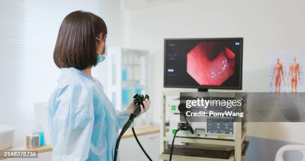 paciente de colonoscopia de médico asiático - endoscopio fotografías e imágenes de stock
