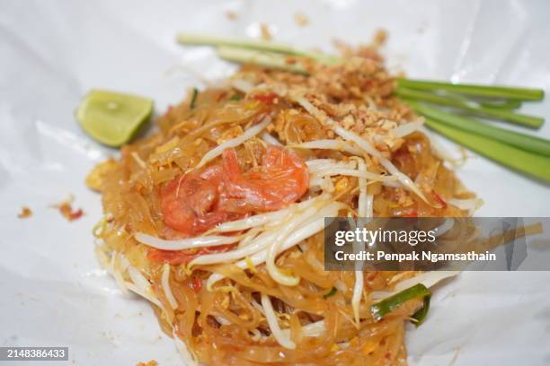 pad thai, thai style fried noodles, stir fried thai style small rice noodles with shrimp, bean curd, bean sprouts, preserved radish and ground peanuts, delicious yummy - soya bean sprout stock pictures, royalty-free photos & images