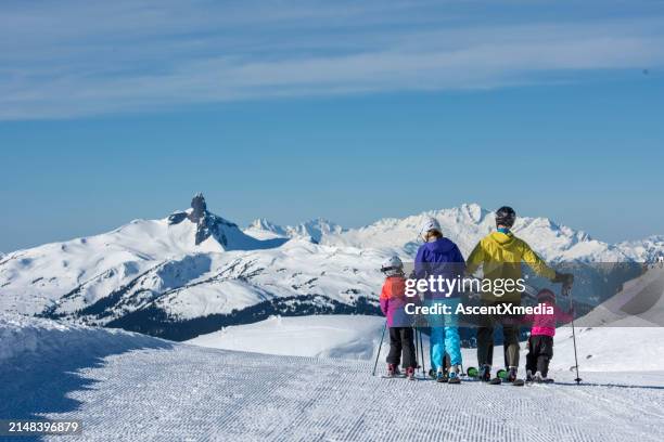ski family pause on ski slope - esqui equipamento esportivo - fotografias e filmes do acervo