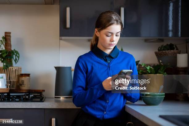 messaging freunde befroe schule - home sweet home englische redewendung stock-fotos und bilder