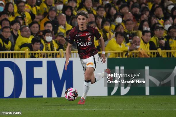 Hirokazu Ishihara of Urawa Reds in action during the J.LEAGUE MEIJI YASUDA J1 8th Sec. Match between Kashiwa Reysol and Urawa Red Diamonds at SANKYO...