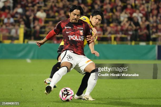 Naoki Kawaguchi of Kashiwa Reysol and Shinzo Koroki of Urawa Red Diamonds compete for the ball during the J.LEAGUE MEIJI YASUDA J1 8th Sec. Match...