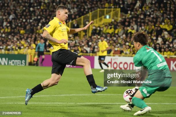 Matheus Savio of Kashiwa Reysol and Shusaku Nishikawa of Urawa Red Diamonds compete for the ball during the J.LEAGUE MEIJI YASUDA J1 8th Sec. Match...