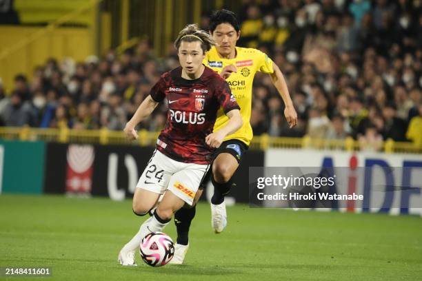 Naoki Kawaguchi of Kashiwa Reysol and Yusuke Matsuo of Urawa Red Diamonds compete for the ball during the J.LEAGUE MEIJI YASUDA J1 8th Sec. Match...