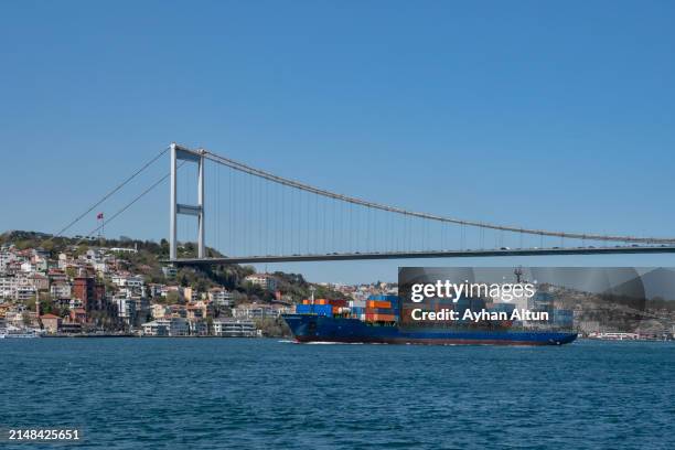 vessel traffic via the bosphorus in istanbul, turkey - mer noire photos et images de collection