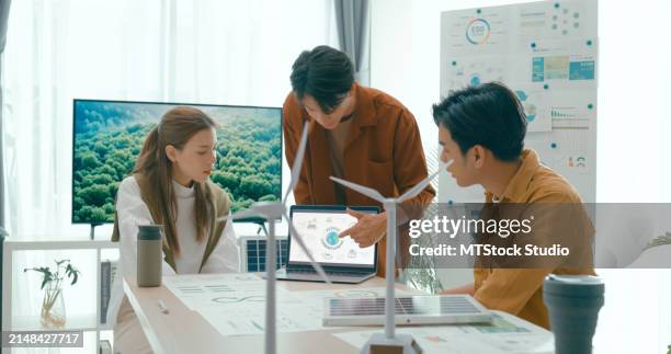 vielfältiges team, das sich mit ökologischen, sozialen, unternehmerischen führungen befasst und nachhaltigkeitsstrategien und -ziele hervorhebt. umweltfreundliches business-team diskutiert esg-ziele. - umweltaktivist stock-fotos und bilder