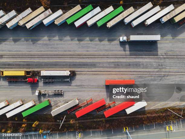 aerial view of railyard - parque de manobras de comboios imagens e fotografias de stock