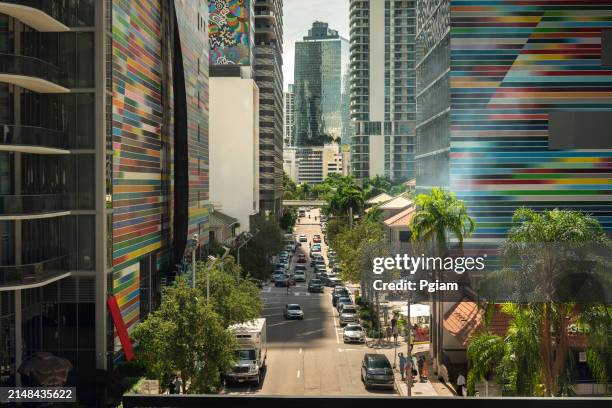 área de centros comerciales de lujo y edificios de apartamentos en el centro de miami, florida - miami fotografías e imágenes de stock