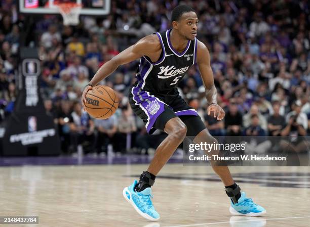 De'Aaron Fox of the Sacramento Kings dribbles the ball against the New Orleans Pelicans during the second half of an NBA basketball game at Golden 1...