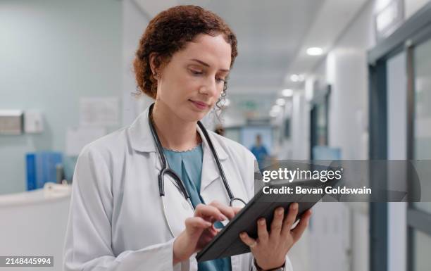 medico donna, tablet e ricerca in ospedale per la ricerca medica, la diagnosi e la consultazione online. donna, tecnologia e internet per l'analisi dei dati, la scienza della medicina e le notizie su ozempic o wegovy - cartella clinica elettronica foto e immagini stock