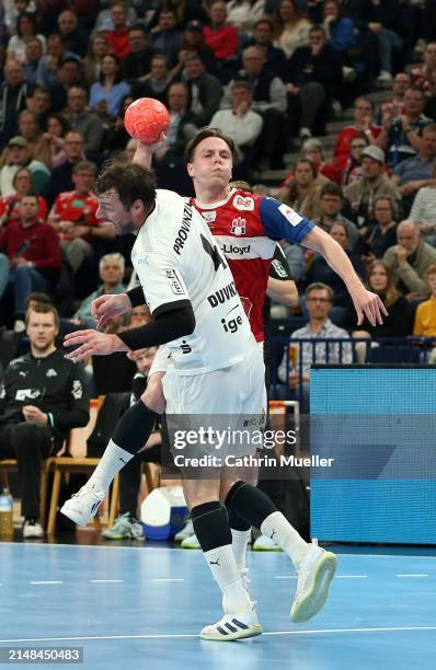 Leif Tissier of Handball Sport Verein Hamburg is challenged by Domagoj Duvnjak of THW Kiel during the Liqui Moly Handball Bundesliga match between...