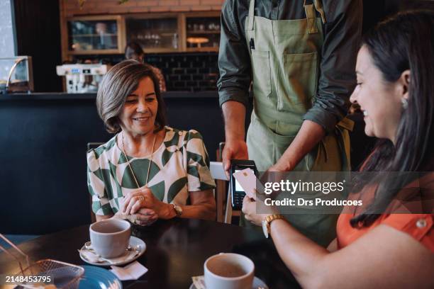 waiter making payment for customers in coffee shop - receiving stock pictures, royalty-free photos & images